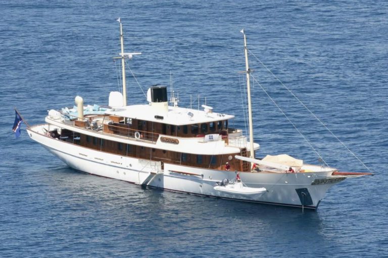 vajoliroja yacht johnny depp